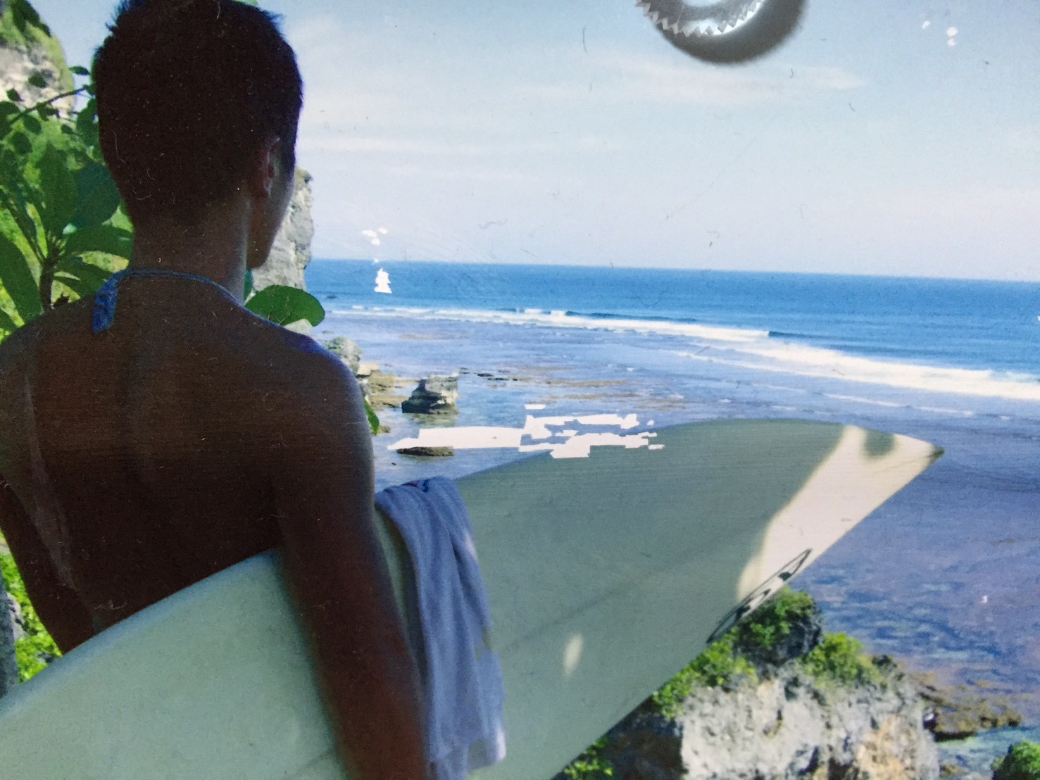 海を見るサーファー