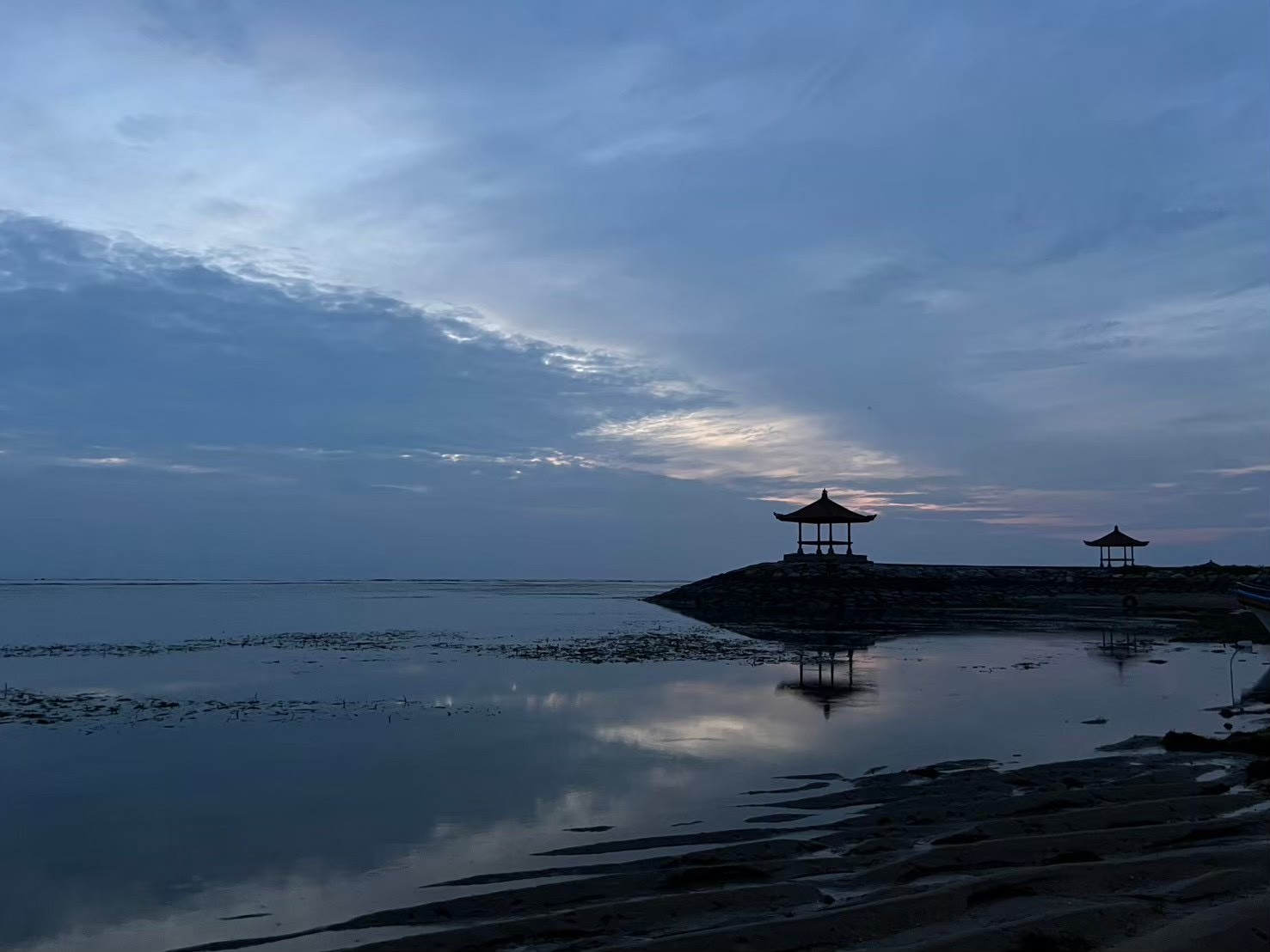 早朝の海